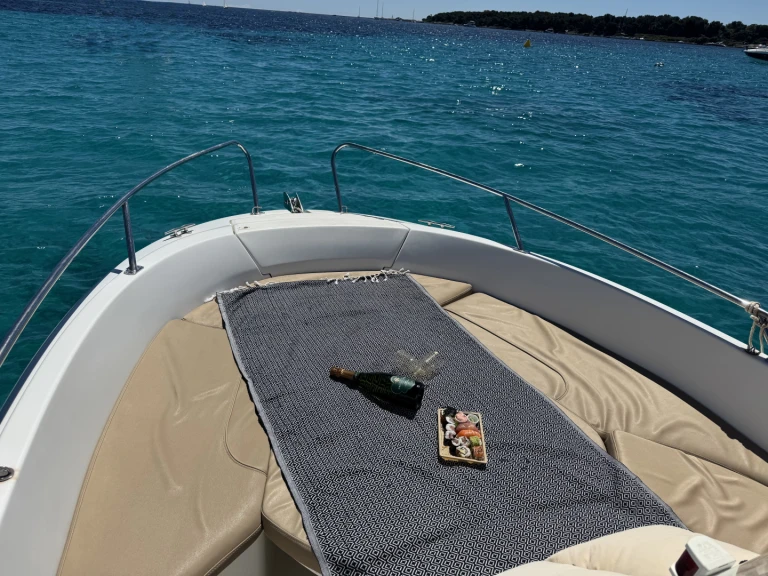 Noleggio Barca a motore Jeanneau con patente nautica