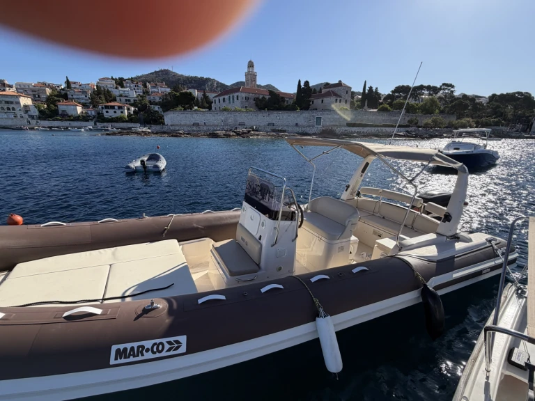 Gommone a noleggio a Lesina (Hvar) al miglior prezzo