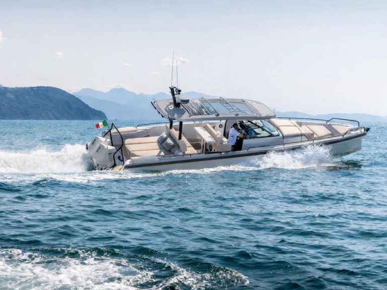 Noleggio Barca a motore Axopar con patente nautica
