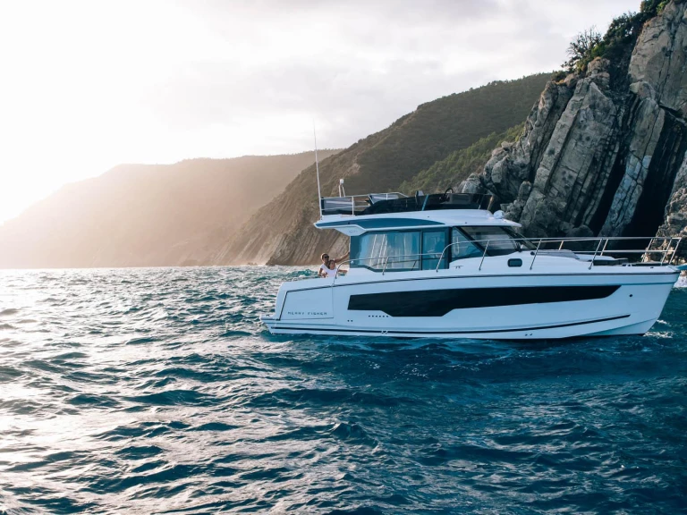 Jeanneau Merry Fisher 1095 Fly da affittare a  Cannes