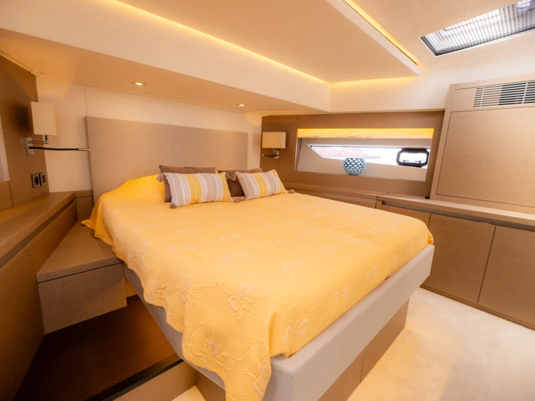 Noleggio Yacht di lusso Prestige Yachts con patente nautica
