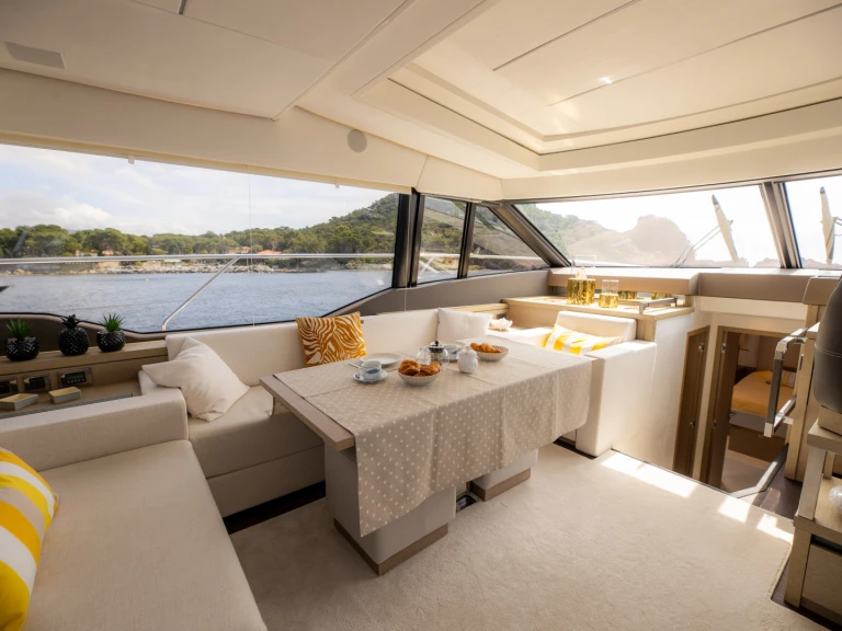 Yacht di lusso a noleggio a Saint-Raphaël al miglior prezzo
