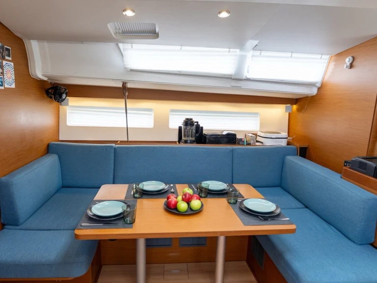 Noleggio barche Jeanneau Sun Odyssey 490 a Malé su Samboat