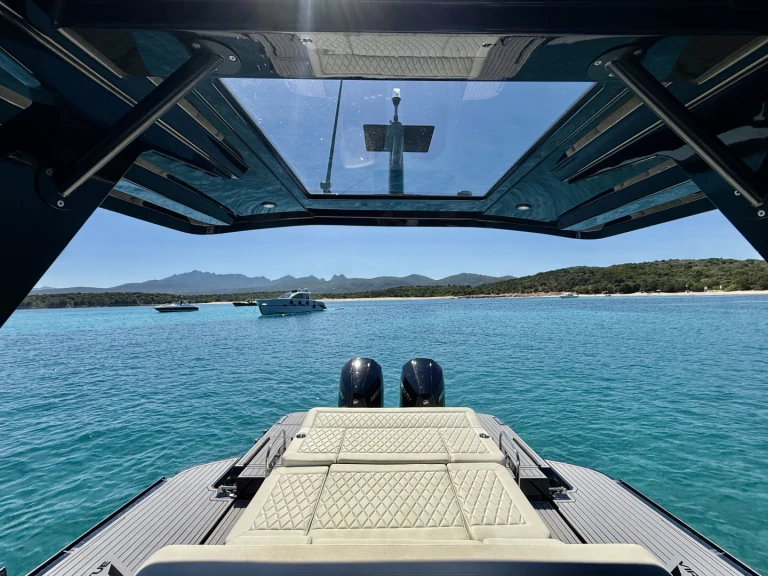  Virtue V10 Top da affittare a  Olbia