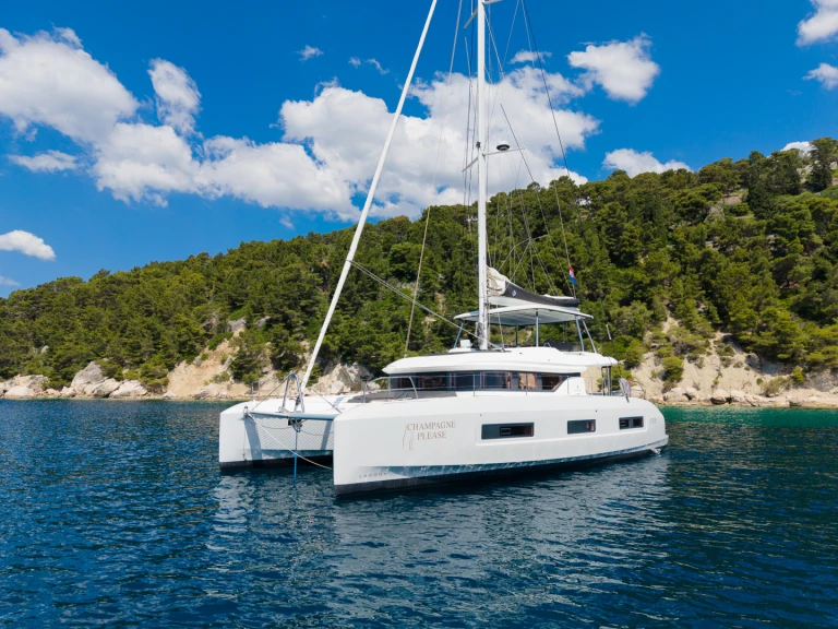 Catamarano a noleggio a Kaštel Gomilica al miglior prezzo