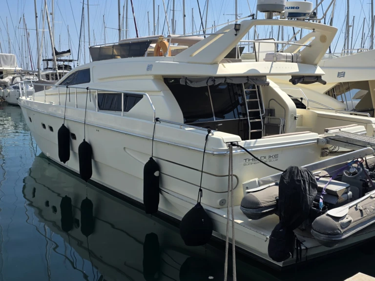 Noleggio Yacht di lusso Ferretti con patente nautica