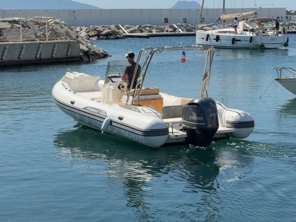 Gommone a noleggio a Port Fréjus al miglior prezzo