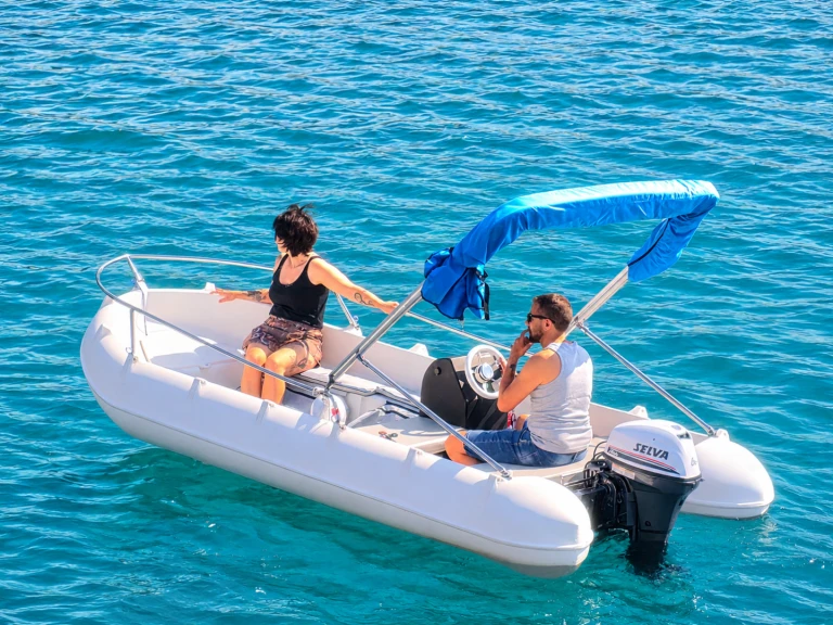 Noleggio Barca a motore Whaly con patente nautica