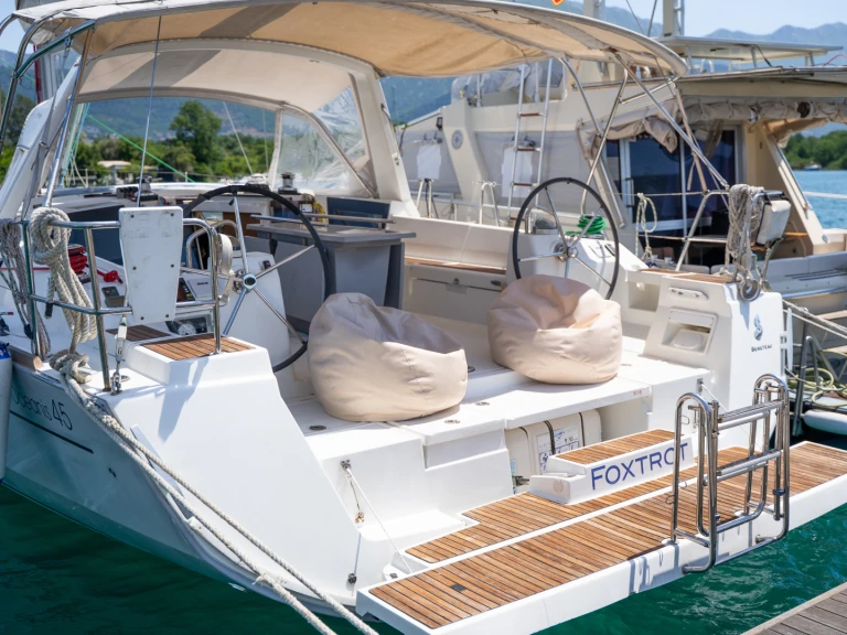 Noleggiare una Bénéteau Oceanis 45 a Mrčevac