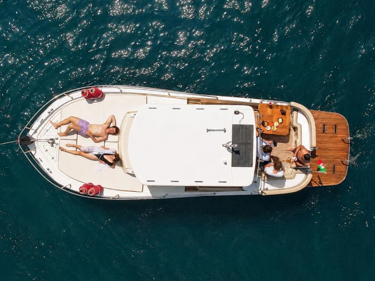 Noleggio Barca a motore a Napoli – Cantieri tirrenia Viveur 28 cabin