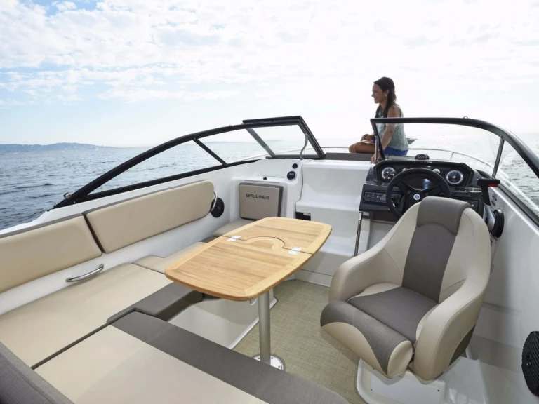 Noleggiare una Bayliner VR6 a Marsiglia