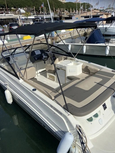 Noleggiare una Bayliner VR6 a Marsiglia