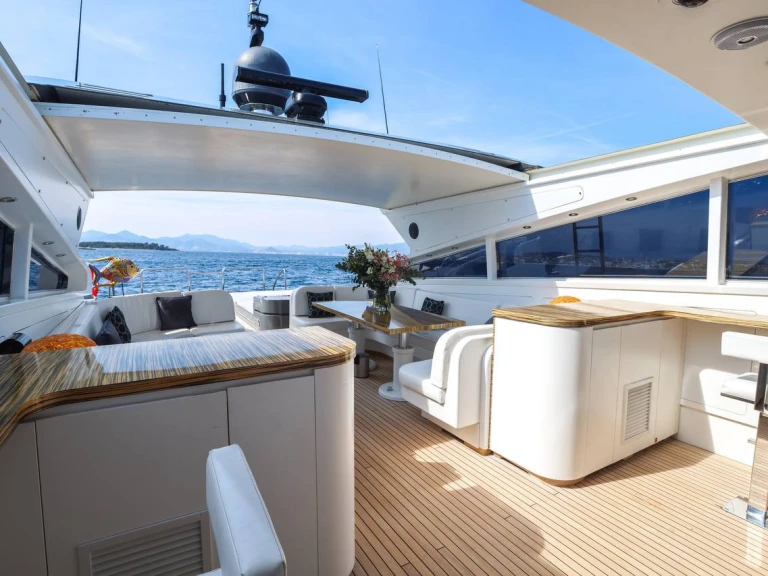 Noleggio Yacht di lusso Cantieri di Arno con patente nautica