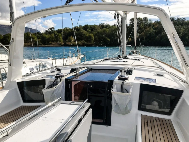 Noleggiare una Bénéteau Oceanis 45 a Mrčevac