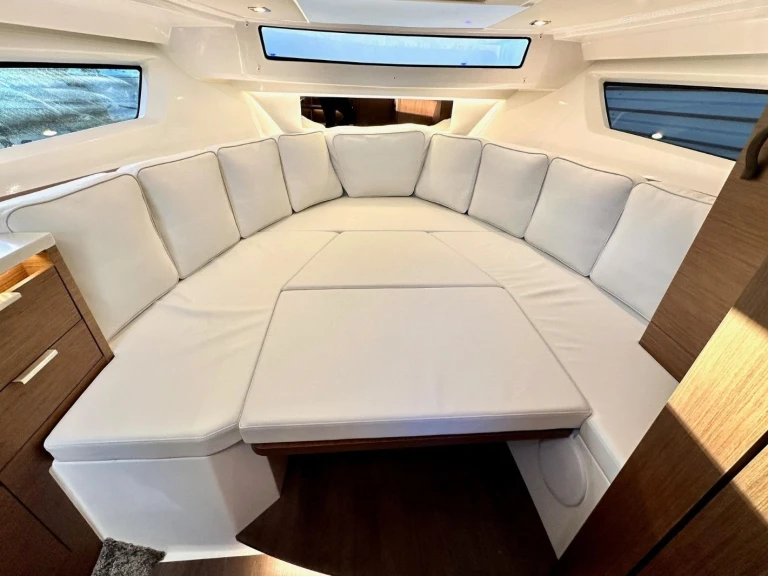 Noleggio Barca a motore a Castellammare di Stabia – Jeanneau Cap Camarat 10.5 WA