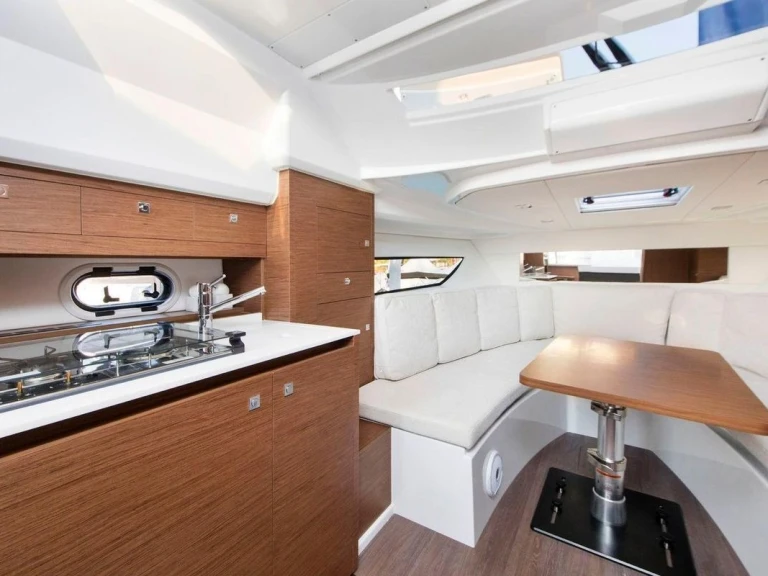 Noleggio barche Jeanneau Cap Camarat 10.5 WA a Castellammare di Stabia su Samboat