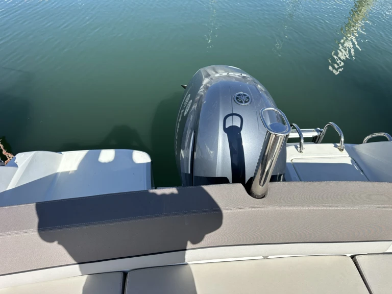 Noleggio Barca a motore Jeanneau con patente nautica