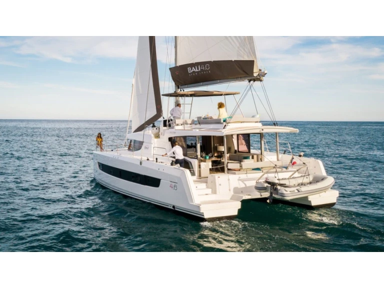 Catamarano a noleggio a Sant Antoni de Portmany al miglior prezzo