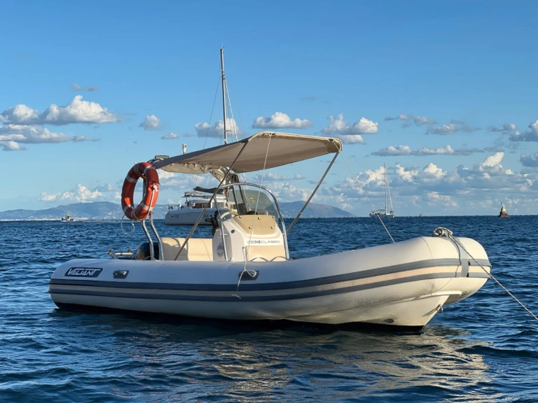 Noleggiare una Valiant Valiant 550 Classic a Torre Annunziata