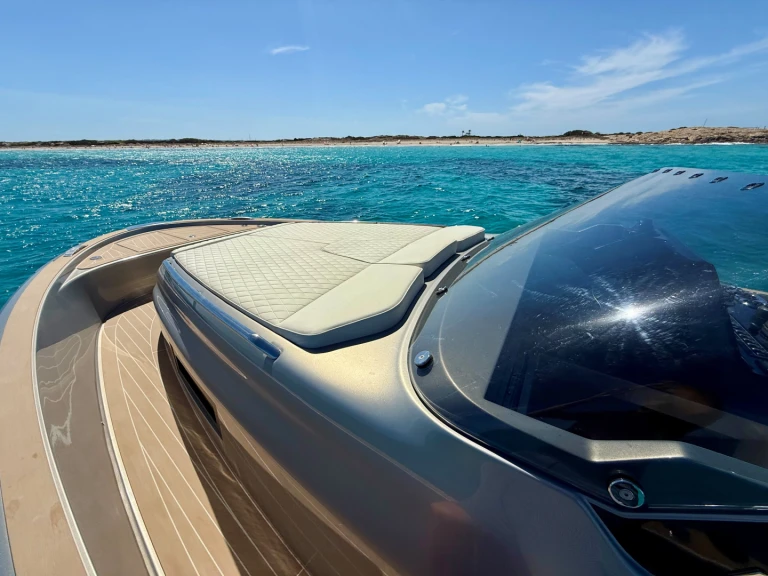 Noleggio Barca a motore Solaris Power con patente nautica