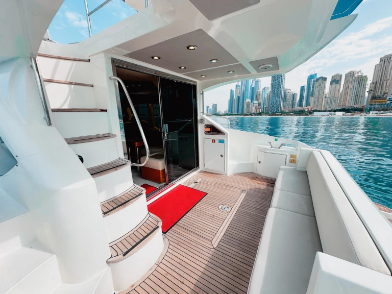 Barca a motore a noleggio a Dubai Marina al miglior prezzo