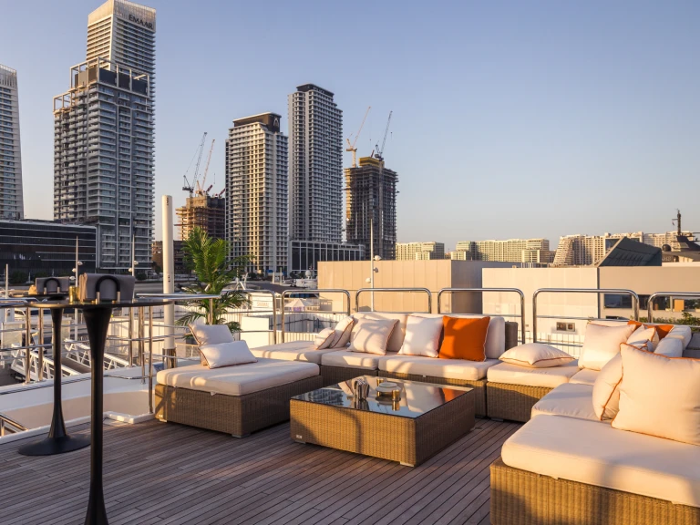 Noleggiare una  Luxury Motor Yacht B a Dubai Marina