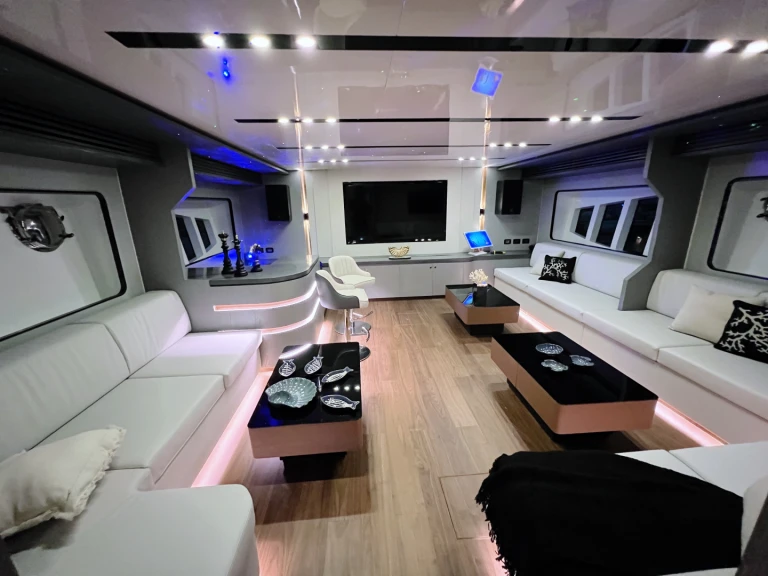 Noleggiare una  Luxury Motor Yacht X32 a Dubai Marina