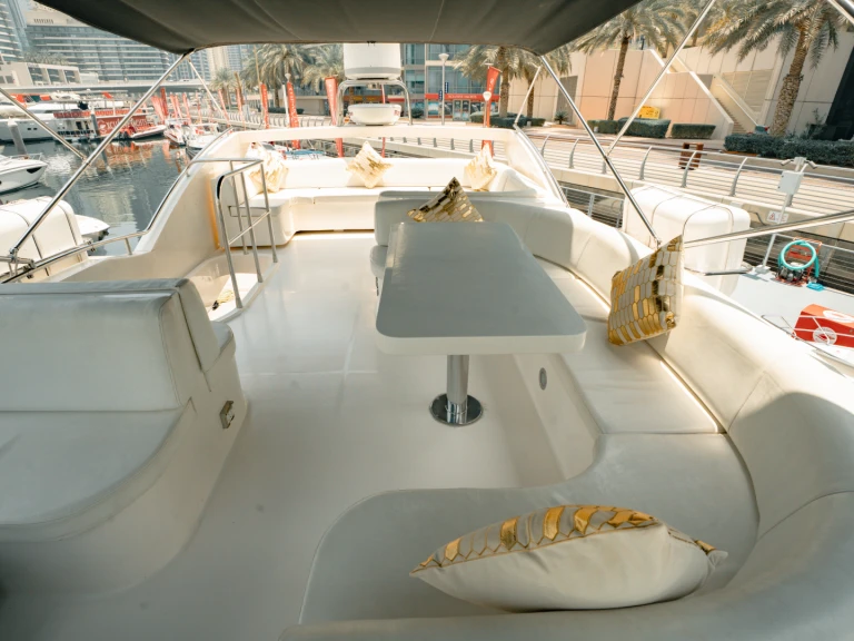 Yacht di lusso a noleggio a Dubai Marina al miglior prezzo