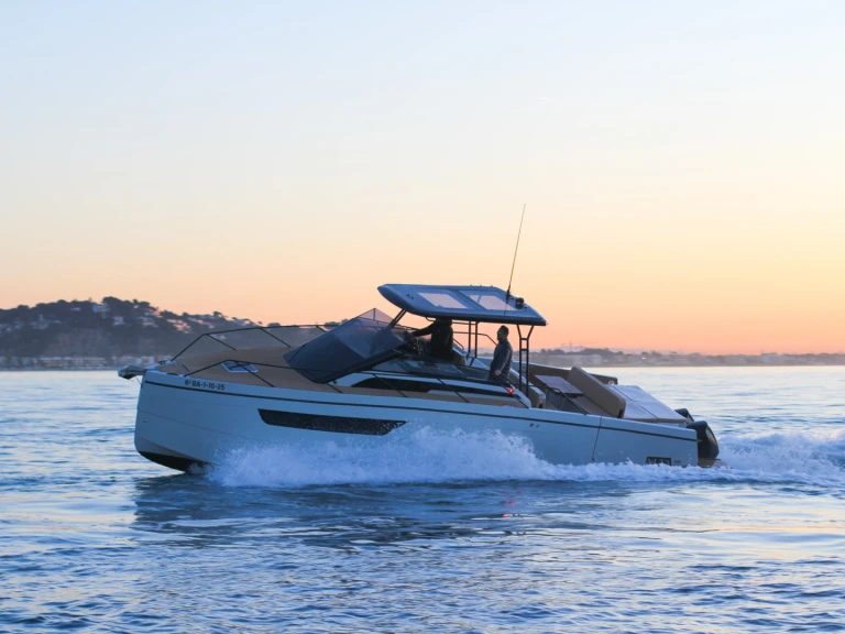 Noleggiare una  Nuva M11 Cabin a Sitges