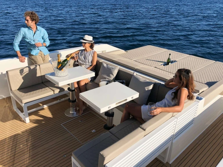 Noleggio Yacht di lusso De Antonio con patente nautica