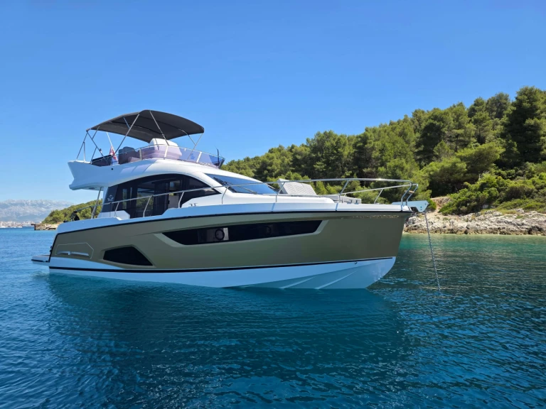 Noleggio Yacht di lusso con o senza skipper Sealine a Castelli