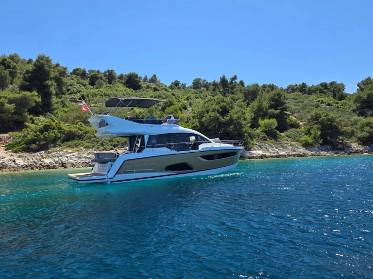Noleggio Yacht di lusso Sealine con patente nautica