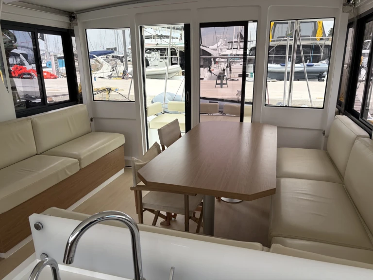 Catamarano a noleggio a Álimos al miglior prezzo