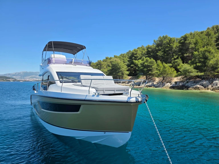 Noleggio Yacht di lusso Sealine con patente nautica