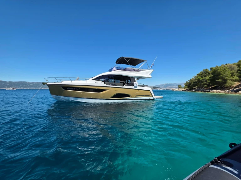 Yacht di lusso a noleggio a Castelli al miglior prezzo