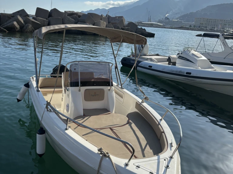 Barca a motore a noleggio a Porto di Salerno al miglior prezzo