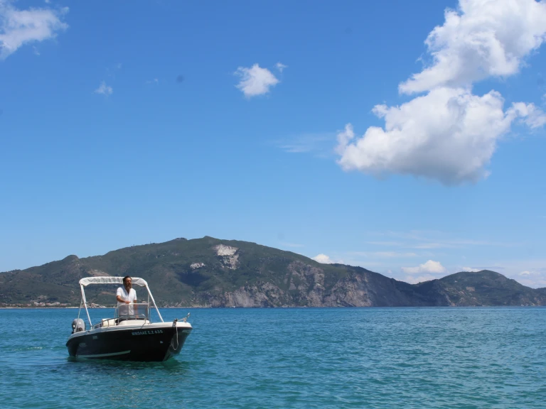 Noleggio Barca a motore con o senza skipper Poseidon a Laganás