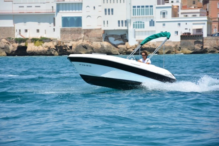Noleggiare una  Compass 400 GT a Sitges