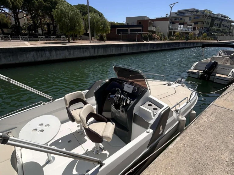Noleggio Barca a motore Bénéteau con patente nautica