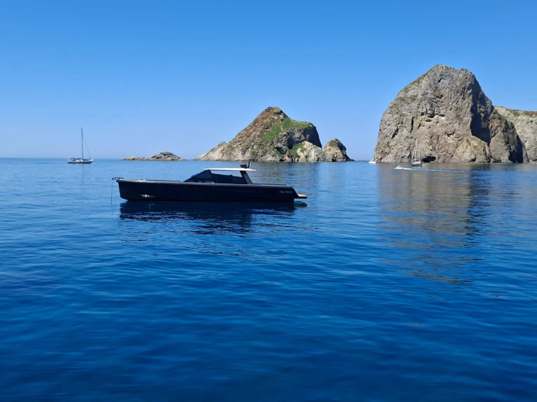 Noleggio Barca a motore con o senza skipper Wally a Porto Badino