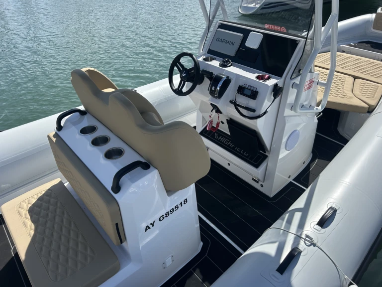 Noleggiare una Highfield Patrol 760 a La Trinité-sur-Mer
