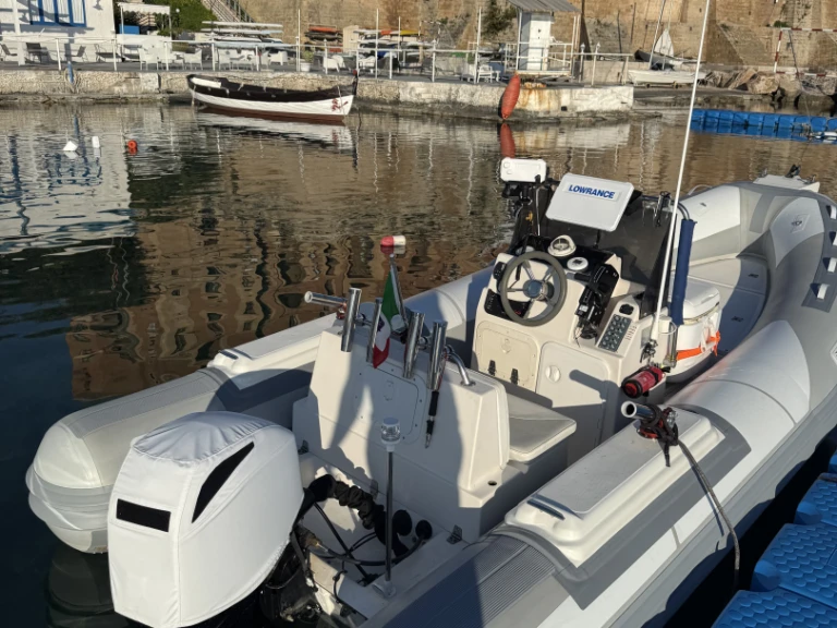Noleggio Gommone con o senza skipper trident a Taranto