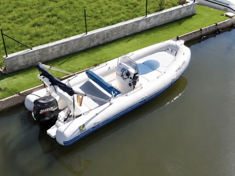 Noleggio barche Zodiac Medline II a Roses su Samboat
