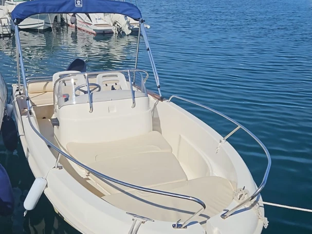 Noleggio Barca a motore Jeanneau con patente nautica