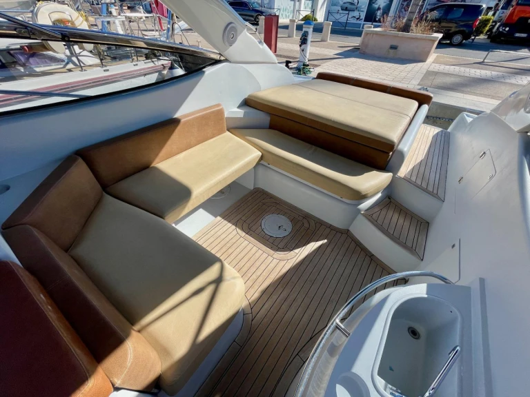 Noleggiare una Sunseeker Superhawk 48 a Cannes