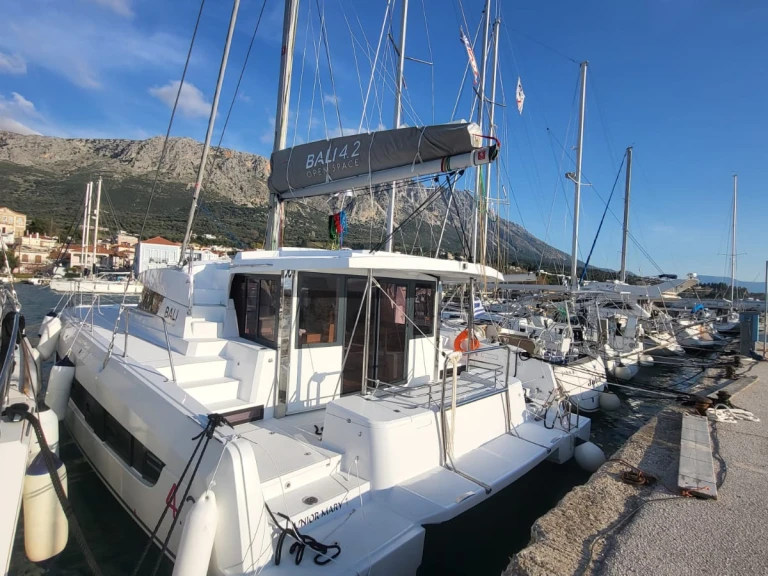 Noleggio Catamarano Bali con patente nautica