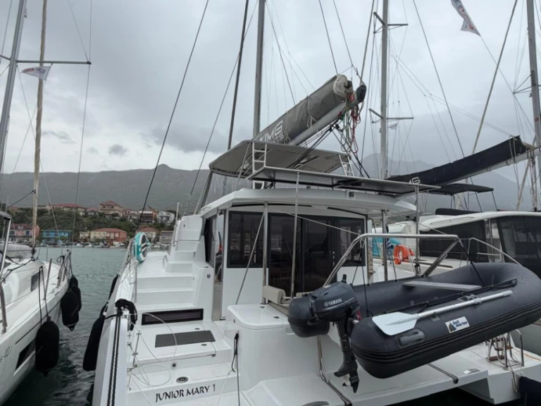 Catamarano a noleggio a Pálairos al miglior prezzo