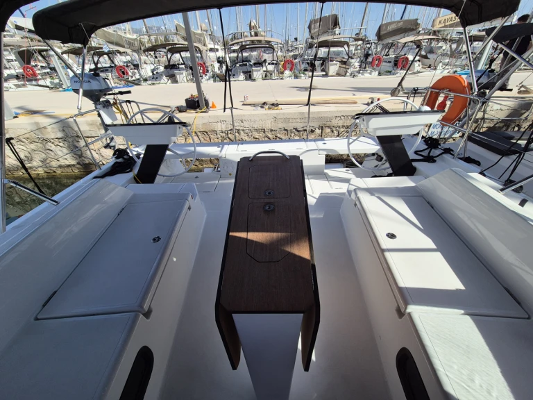 Noleggiare una Dufour Dufour 44 a Álimos
