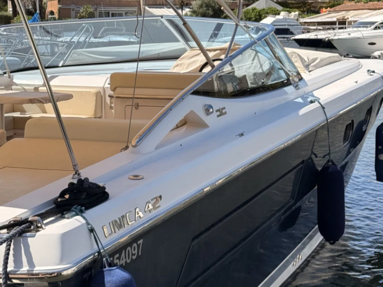 Barca a motore a noleggio a Port Grimaud al miglior prezzo