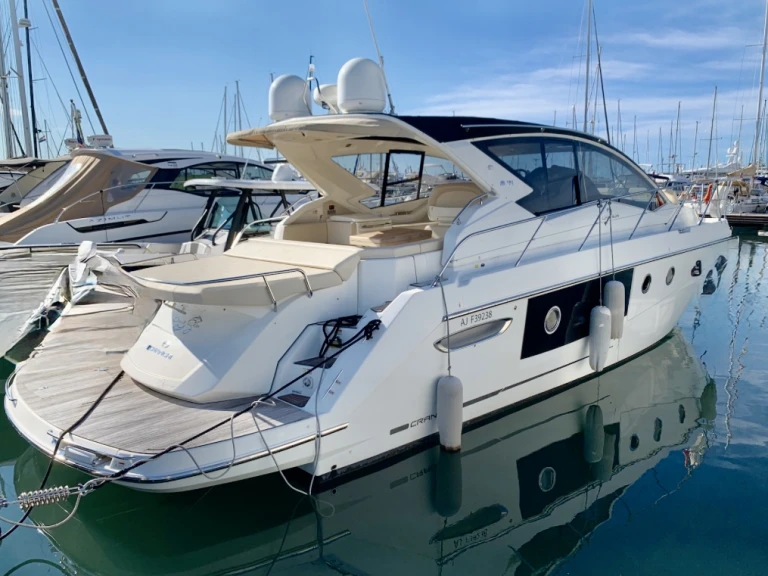 Yacht di lusso a noleggio a Antibes al miglior prezzo
